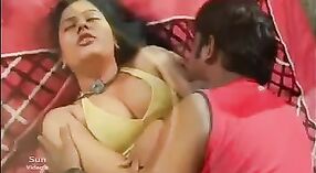 Busty بیب اس کے بڑے ڈک پر ایک سواری لیتا ہے 0 کم از کم 50 سیکنڈ