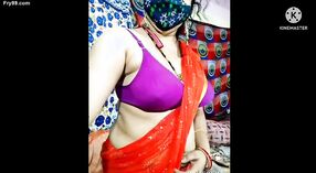 Bhabhi India seksi memamerkan sosoknya yang menakjubkan dan pakaian dalam 1 min 30 sec