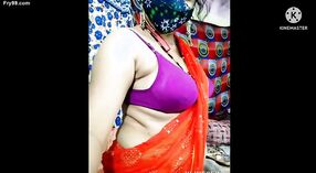 Seksi India Bhabhi flaunts dheweke nggumunke tokoh lan lingerie 1 min 40 sec