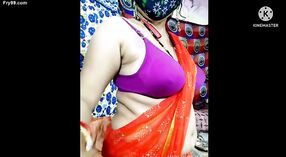 Seksi India Bhabhi flaunts dheweke nggumunke tokoh lan lingerie 2 min 00 sec