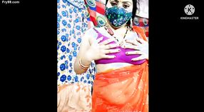 Seksi India Bhabhi flaunts dheweke nggumunke tokoh lan lingerie 2 min 20 sec