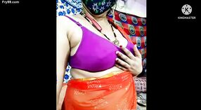 Seksi India Bhabhi flaunts dheweke nggumunke tokoh lan lingerie 2 min 30 sec