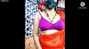 Seksi India Bhabhi flaunts dheweke nggumunke tokoh lan lingerie 3 min 00 sec