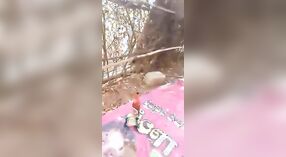 Full-length outdoor video van een volwassen man getting geil 2 min 20 sec