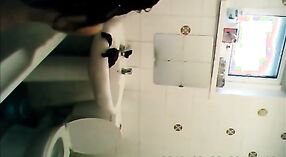 Bella ragazza con grandi seni pulisce il bagno e la doccia mentre si fa sesso 0 min 0 sec