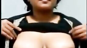 Jolly Bengali babe shows af haar verbazingwekkend lichaam op webcam 1 min 20 sec