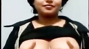 Jolly Bengali babe shows af haar verbazingwekkend lichaam op webcam 2 min 00 sec