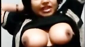 Lustiges bengalisches Babe zeigt ihren erstaunlichen Körper vor der Webcam 2 min 20 s