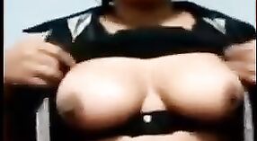 Lustiges bengalisches Babe zeigt ihren erstaunlichen Körper vor der Webcam 0 min 0 s