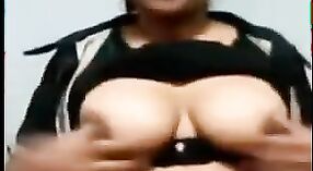 Lustiges bengalisches Babe zeigt ihren erstaunlichen Körper vor der Webcam 0 min 40 s