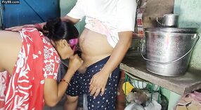 ভারতীয় বেঙ্গালি পিঙ্কি ওয়াবি রান্নাঘরে একটি গরম ডর উপভোগ করেছেন 2 মিন 00 সেকেন্ড