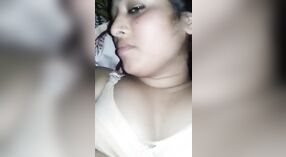 La beauté bangladaise Bhabhi montre ses beaux seins dans un MMC 0 minute 0 sec