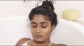 भारतीय किशोरवयीन रिया, टबमध्ये हस्तमैथुन करण्यासाठी एक ट्यूब वापरते 0 मिन 0 सेकंद