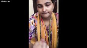 भारतीय महाविद्यालयीन विद्यार्थ्याला मोठ्या कोंबडाला डोके देण्याचा आनंद आहे 0 मिन 30 सेकंद