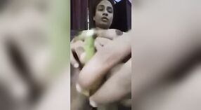 Bhabhi insatisfecho se entrega a la masturbación dura 1 mín. 40 sec