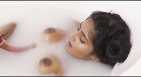 Рея, индийская девушка-подросток, предается сольной игре в ванной 4 минута 50 сек