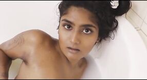 インドのティーンのレアは、バスルームでのソロプレイにふける 5 分 20 秒