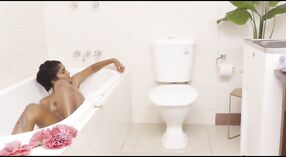 インドのティーンのレアは、バスルームでのソロプレイにふける 6 分 20 秒