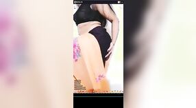 Desi Girl用她的探戈动作在网络摄像头上戏弄 0 敏 0 sec