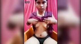 Desi bhabi fica para baixo e sujo na câmara 1 minuto 50 SEC