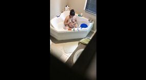 Desi bhabhi ' s sensuele douche sessie 1 min 50 sec