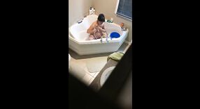 Desi bhabhi ' s sensuele douche sessie 3 min 20 sec