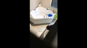 Séance de douche sensuelle de Desi bhabhi 6 minute 20 sec