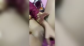 Napalona dziewczyna rozbiera się i używa dildo do masturbacji 1 / min 30 sec