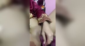 Chica cachonda se desnuda y usa un consolador para masturbarse 3 mín. 00 sec