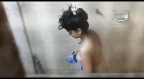 Le bain nu de Desi Gil's dans MMC: Une beauté naturelle 2 minute 00 sec