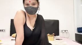 Desi Frau gibt einen live-blowjob und zeigt ihren süßen Arsch im Fernsehen 0 min 50 s