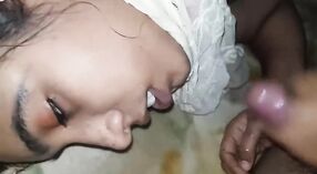 파키스탄 무슬림 소녀 히잡 놀이와 함께 그녀의 가슴을 제공합 구강 7 최소 00 초
