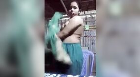 Una ragazza di campagna ostenta il suo corpo al suo amante in un video bollente 1 min 20 sec