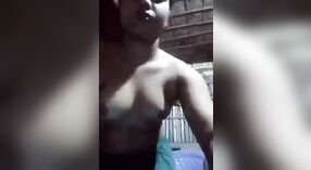 Seorang gadis desa memamerkan tubuhnya kepada kekasihnya dalam video beruap 2 min 50 sec