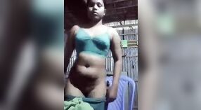 Una ragazza di campagna ostenta il suo corpo al suo amante in un video bollente 4 min 20 sec