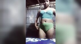 Seorang gadis desa memamerkan tubuhnya kepada kekasihnya dalam video beruap 5 min 20 sec