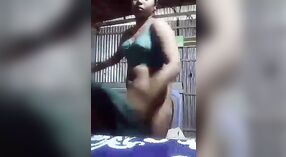 Una ragazza di campagna ostenta il suo corpo al suo amante in un video bollente 5 min 50 sec