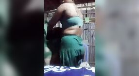 Seorang gadis desa memamerkan tubuhnya kepada kekasihnya dalam video beruap 6 min 20 sec