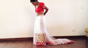 Sexy dziewczyna w sari pyszni jej pępek 1 / min 30 sec