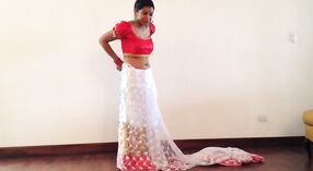 Sexy cô gái trong một sari flaunts cô ấy belly button 1 tối thiểu 40 sn