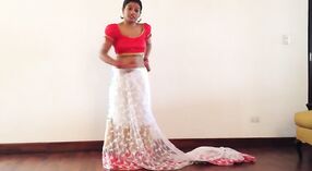 Sexy dziewczyna w sari pyszni jej pępek 1 / min 50 sec