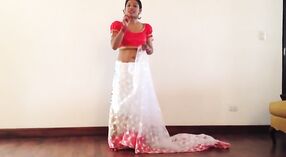 Menina Sexy em um sari ostenta seu umbigo 2 minuto 00 SEC