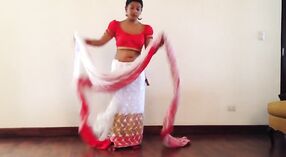Sexy Mädchen in einem Sari zeigt ihren Bauchnabel 2 min 10 s