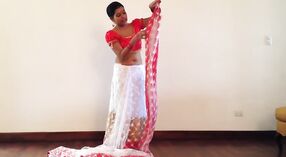 Sexy ragazza in un sari ostenta il suo ombelico 2 min 20 sec