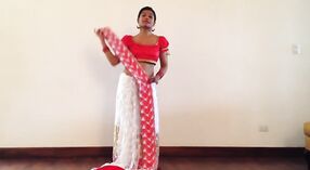 Sexy Mädchen in einem Sari zeigt ihren Bauchnabel 2 min 30 s