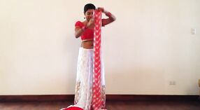 Sexy dziewczyna w sari pyszni jej pępek 2 / min 40 sec