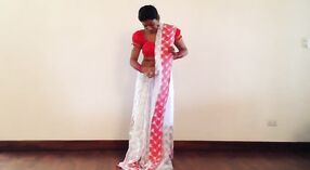 Sexy cô gái trong một sari flaunts cô ấy belly button 2 tối thiểu 50 sn