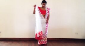 Sexy Mädchen in einem Sari zeigt ihren Bauchnabel 3 min 00 s