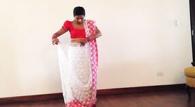 Sexy Mädchen in einem Sari zeigt ihren Bauchnabel 3 min 20 s