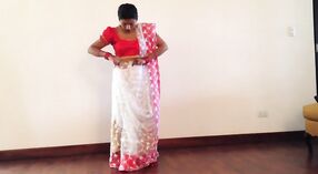 Sexy Mädchen in einem Sari zeigt ihren Bauchnabel 3 min 30 s